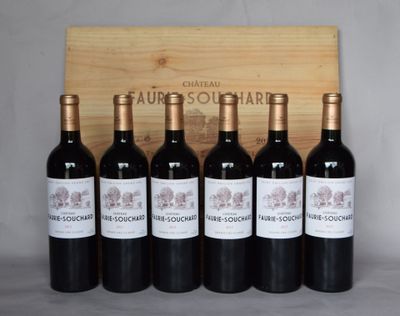 six bouteilles de vin rouge devant une caisse en bois