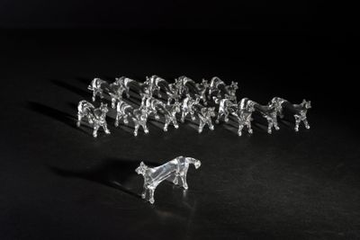 toutes ces figurines transparentes posées sur la table