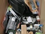 un carton rempli d'appareils électroniques et d'autres objets