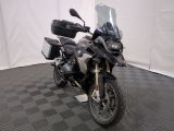 une moto garée sur un sol à damier noir et blanc