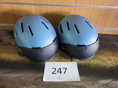 deux casques posés l'un à côté de l'autre sur le sol