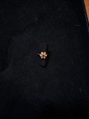 Bague en or jaune 18K, à motif de fleur ajourée, sertie de p…