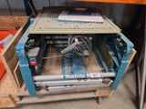 une machine posée sur une palette