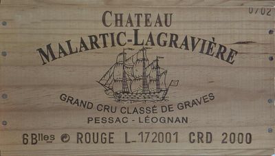 une caisse en bois sur laquelle est accrochée une pancarte indiquant « Château Malatric Lagravre »