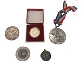 une médaille d'argent et une médaille entourée d'un ruban