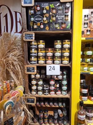 de nombreux bocaux de conserve sur les rayons du magasin