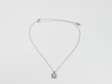 un collier en argent avec un pendentif en diamant blanc monté sur une chaîne en argent