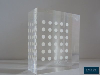 une boîte transparente recouverte de nombreux points
