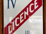 une pancarte sur la porte d'un immeuble indiquant « licence »