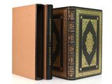 un gros plan d'un livre ouvert, montrant son intérieur