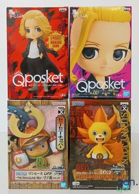 trois boîtes de figurines d'anime posées sur une table
