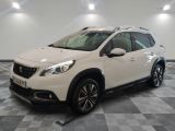 la voiture blanche est garée sur un sol en damier dans le garage