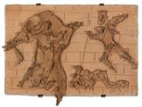 une photo représentant une sculpture d'un homme et d'une femme sur un mur de briques