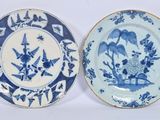 deux assiettes bleues et blanches ornées d'oiseaux et de fleurs