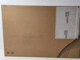 une boîte en carton sur laquelle est posé un morceau de papier