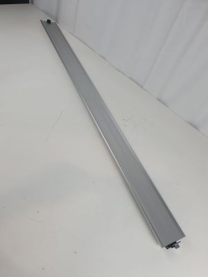 gros plan d'un morceau de métal sur une surface blanche