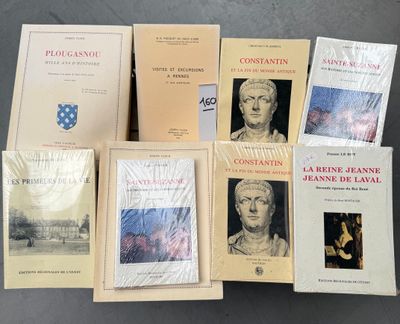 plusieurs livres sont empilés sur une table