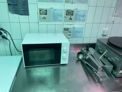 un micro-ondes posé sur un plan de travail dans une cuisine