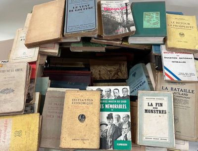 plusieurs livres empilés sur une table