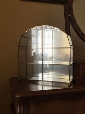 un miroir posé sur une commode, à côté d'un autre miroir