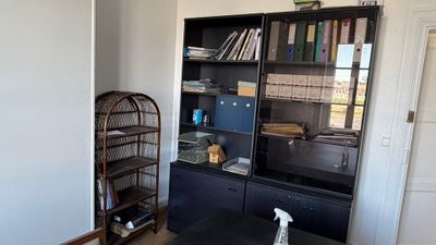 Etagère en rotin, siège et table en bois