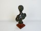 buste en bronze représentant un jeune garçon, posé sur un socle en bois