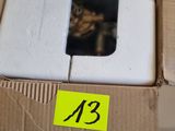 une boîte contenant une souris d'ordinateur, posée sur une table