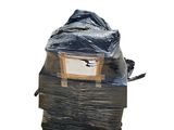 une pile de livres emballés dans du plastique et empilés les uns sur les autres