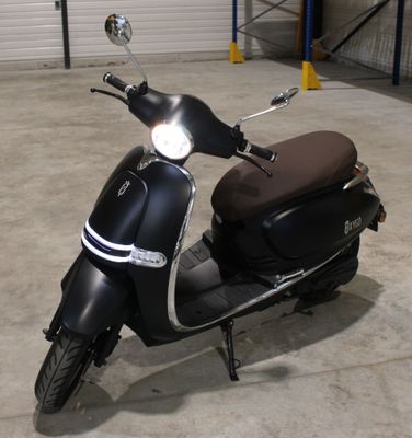 un scooter garé dans un garage