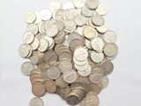 tas de pièces d'argent sur fond blanc