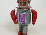 un robot jouet sur la poitrine duquel est inscrit un chiffre