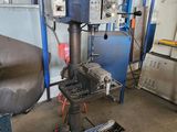 une machine qui se trouve dans un garage rempli d'outils