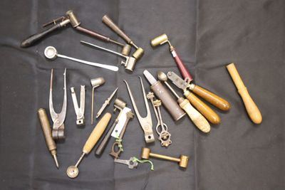 un grand nombre d'outils posés sur la table