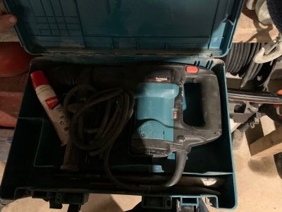 une boîte à outils bleue contenant un marteau et d'autres outils