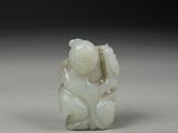 Figurine chinoise en jade sculpté représentant un garçon tenant un poisson