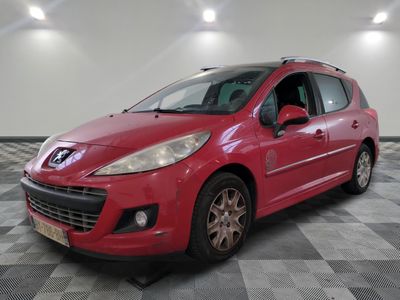 la voiture rouge est garée dans le garage sur le sol en damier