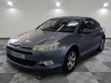 une photo d'une Citroën grise garée dans un garage