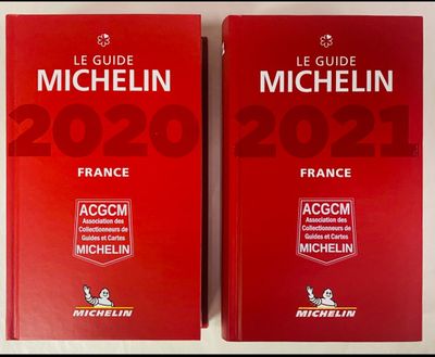 deux livres rouges posés l'un à côté de l'autre sur une table