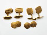 quatre paires de boutons de manchette en or et une paire de boutons de manchette