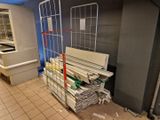une pile de papiers par terre dans la cuisine