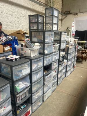 un homme assis à une table entourée de nombreuses boîtes