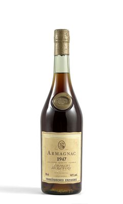 l'image d'une bouteille de vin posée sur une table