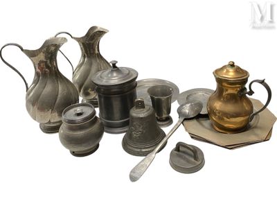 beaucoup d'objets en argent posés sur une table