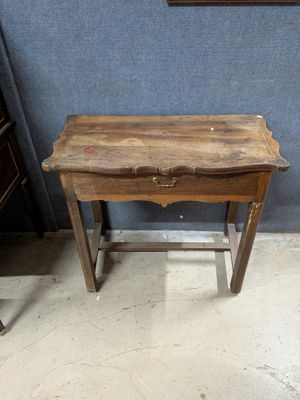 une petite table en bois surmontée d'un tiroir