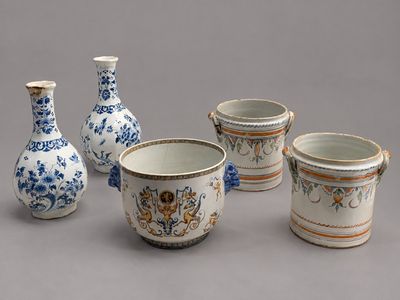 quatre vases et un vase posés sur une table