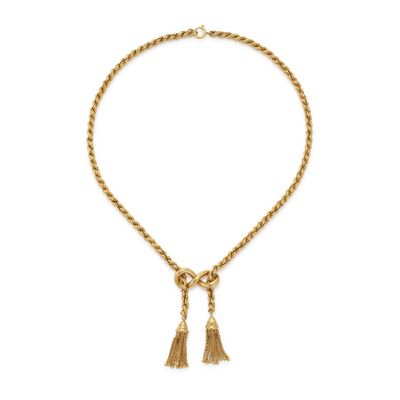 un collier en or auquel sont suspendus deux pompons