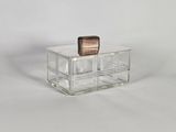 boîte rectangulaire en verre transparent avec un couvercle en métal, sur fond blanc