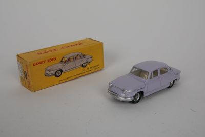 une petite voiture jouet à côté d'une boîte de jouets