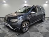 la dacia grise est garée sur un carrelage en damier