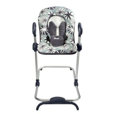 une image représentant une chaise haute équipée d'un siège pour bébé